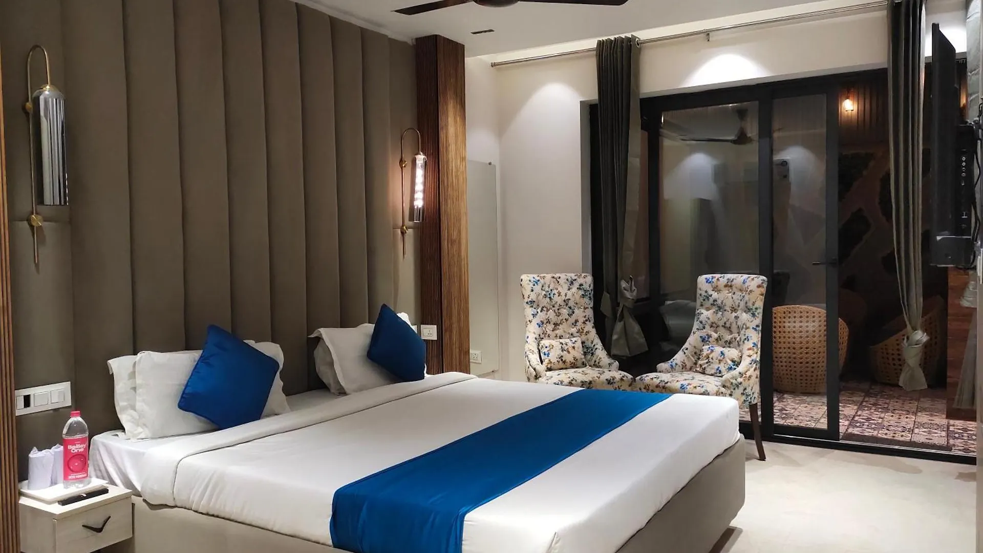 ***  Jynx - Poolside Paradise Hotel Zirakpur India